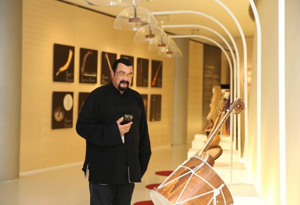 Стивен Сигал хотел бы дать концерт в Центре Гейдара Алиева (ФОТО)