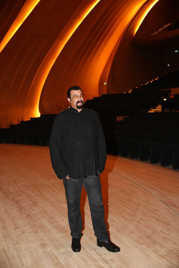 Стивен Сигал хотел бы дать концерт в Центре Гейдара Алиева (ФОТО)