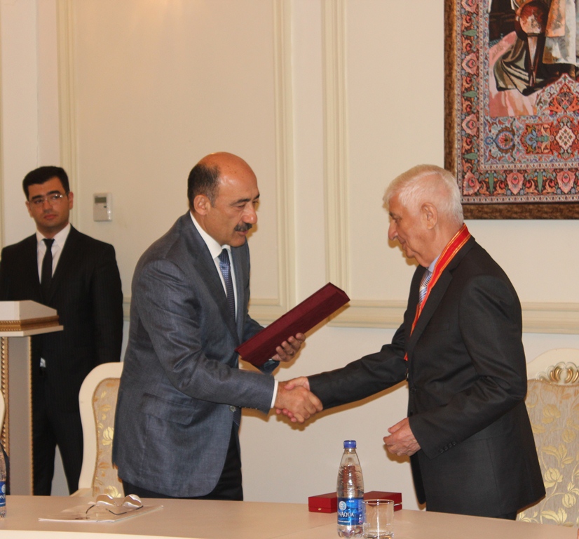Народному поэту Азербайджана вручен орден "Шараф" (ФОТО)
