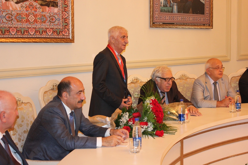 Народному поэту Азербайджана вручен орден "Шараф" (ФОТО)