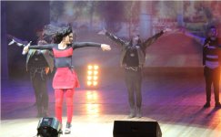 Безумный драйв Нюши в Баку – цветы от принцесс, селфи, эмоции (ФОТО)