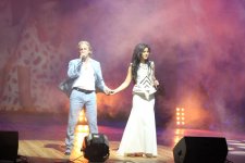 Безумный драйв Нюши в Баку – цветы от принцесс, селфи, эмоции (ФОТО)