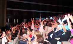 Безумный драйв Нюши в Баку – цветы от принцесс, селфи, эмоции (ФОТО)