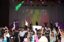 Безумный драйв Нюши в Баку – цветы от принцесс, селфи, эмоции (ФОТО)