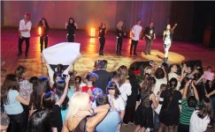 Безумный драйв Нюши в Баку – цветы от принцесс, селфи, эмоции (ФОТО)