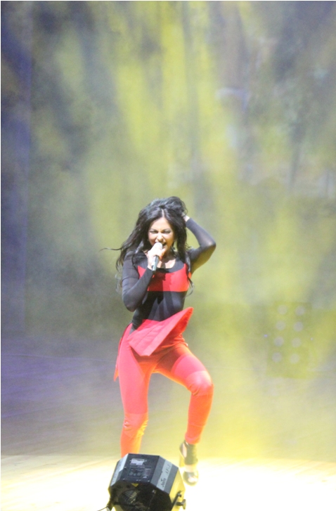 Безумный драйв Нюши в Баку – цветы от принцесс, селфи, эмоции (ФОТО)