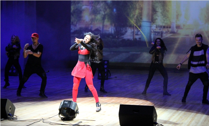 Безумный драйв Нюши в Баку – цветы от принцесс, селфи, эмоции (ФОТО)