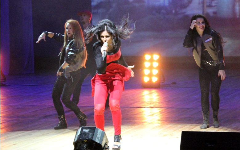 Безумный драйв Нюши в Баку – цветы от принцесс, селфи, эмоции (ФОТО)