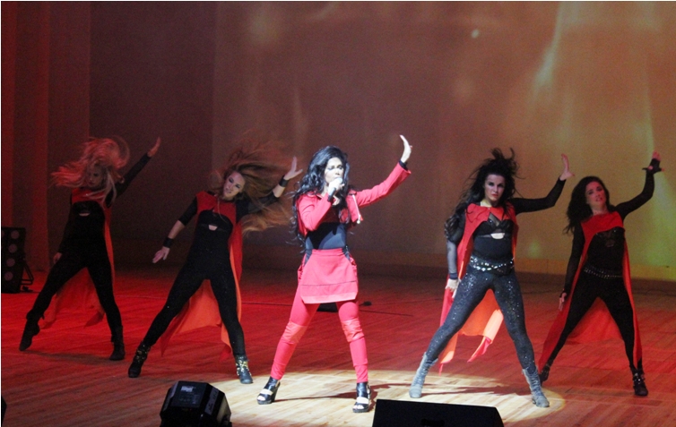 Безумный драйв Нюши в Баку – цветы от принцесс, селфи, эмоции (ФОТО)