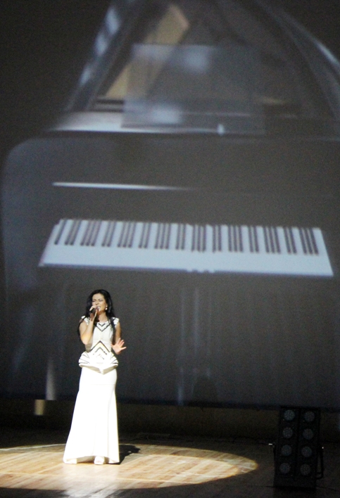 Безумный драйв Нюши в Баку – цветы от принцесс, селфи, эмоции (ФОТО)