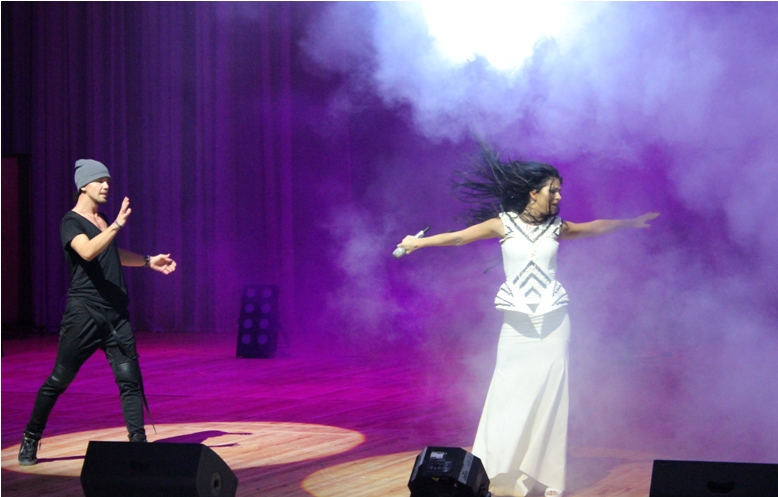 Безумный драйв Нюши в Баку – цветы от принцесс, селфи, эмоции (ФОТО)