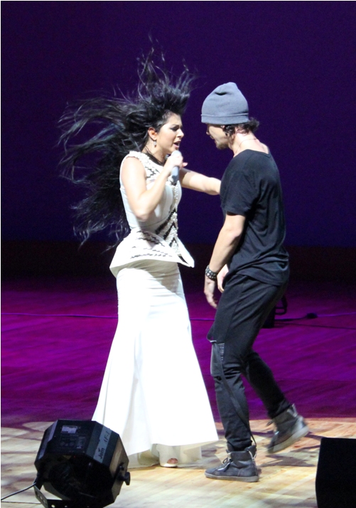 Безумный драйв Нюши в Баку – цветы от принцесс, селфи, эмоции (ФОТО)