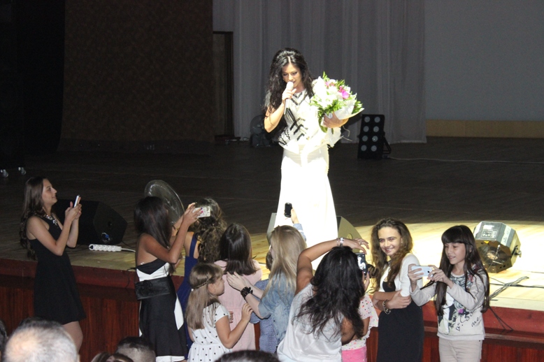 Безумный драйв Нюши в Баку – цветы от принцесс, селфи, эмоции (ФОТО)