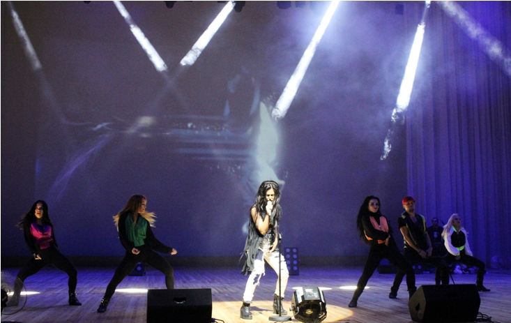 Безумный драйв Нюши в Баку – цветы от принцесс, селфи, эмоции (ФОТО)