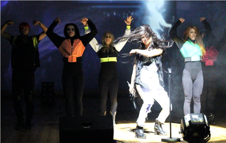 Безумный драйв Нюши в Баку – цветы от принцесс, селфи, эмоции (ФОТО)