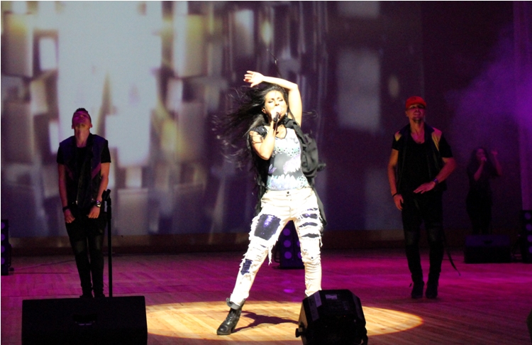 Безумный драйв Нюши в Баку – цветы от принцесс, селфи, эмоции (ФОТО)