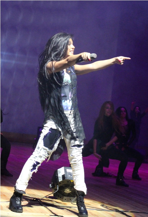 Безумный драйв Нюши в Баку – цветы от принцесс, селфи, эмоции (ФОТО)