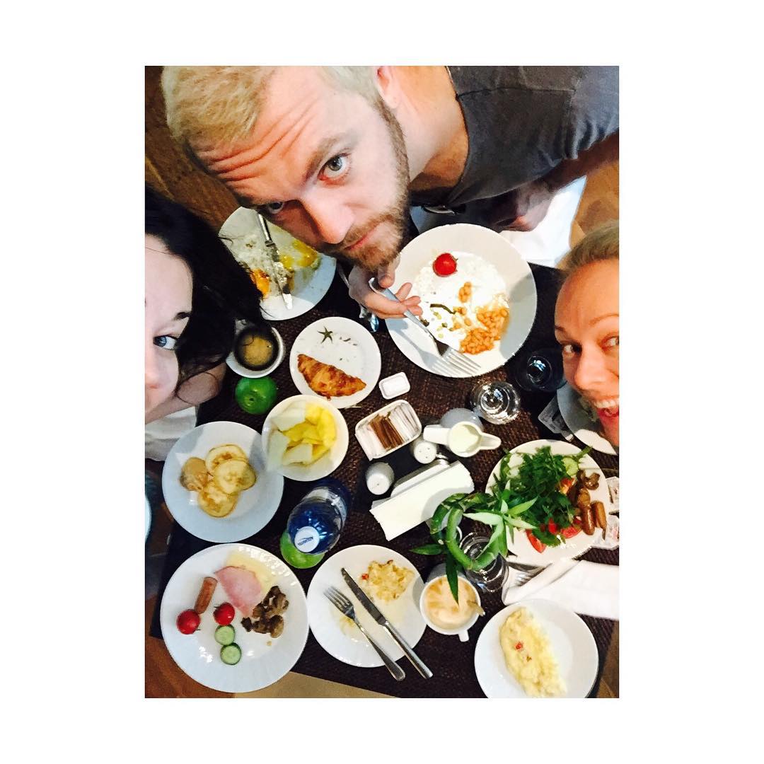 Звезды российского кино прогулялись по Баку (ФОТО)