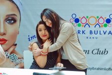 Гюнай Ибрагимли встретилась с поклонниками из Ирана, Ирака и Турции (ФОТО)