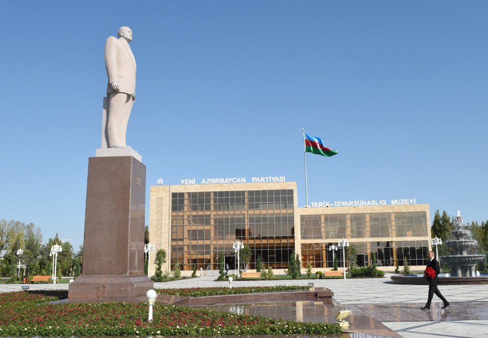 Президент Азербайджана прибыл в Уджарский район (ФОТО)