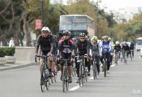 "Познай себя и мир на двух колёсах" - под лучами осеннего солнца Баку (ФОТО)