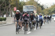 "Познай себя и мир на двух колёсах" - под лучами осеннего солнца Баку (ФОТО)
