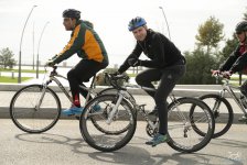 "Познай себя и мир на двух колёсах" - под лучами осеннего солнца Баку (ФОТО)