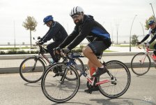 "Познай себя и мир на двух колёсах" - под лучами осеннего солнца Баку (ФОТО)