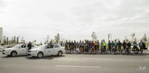 "Познай себя и мир на двух колёсах" - под лучами осеннего солнца Баку (ФОТО)