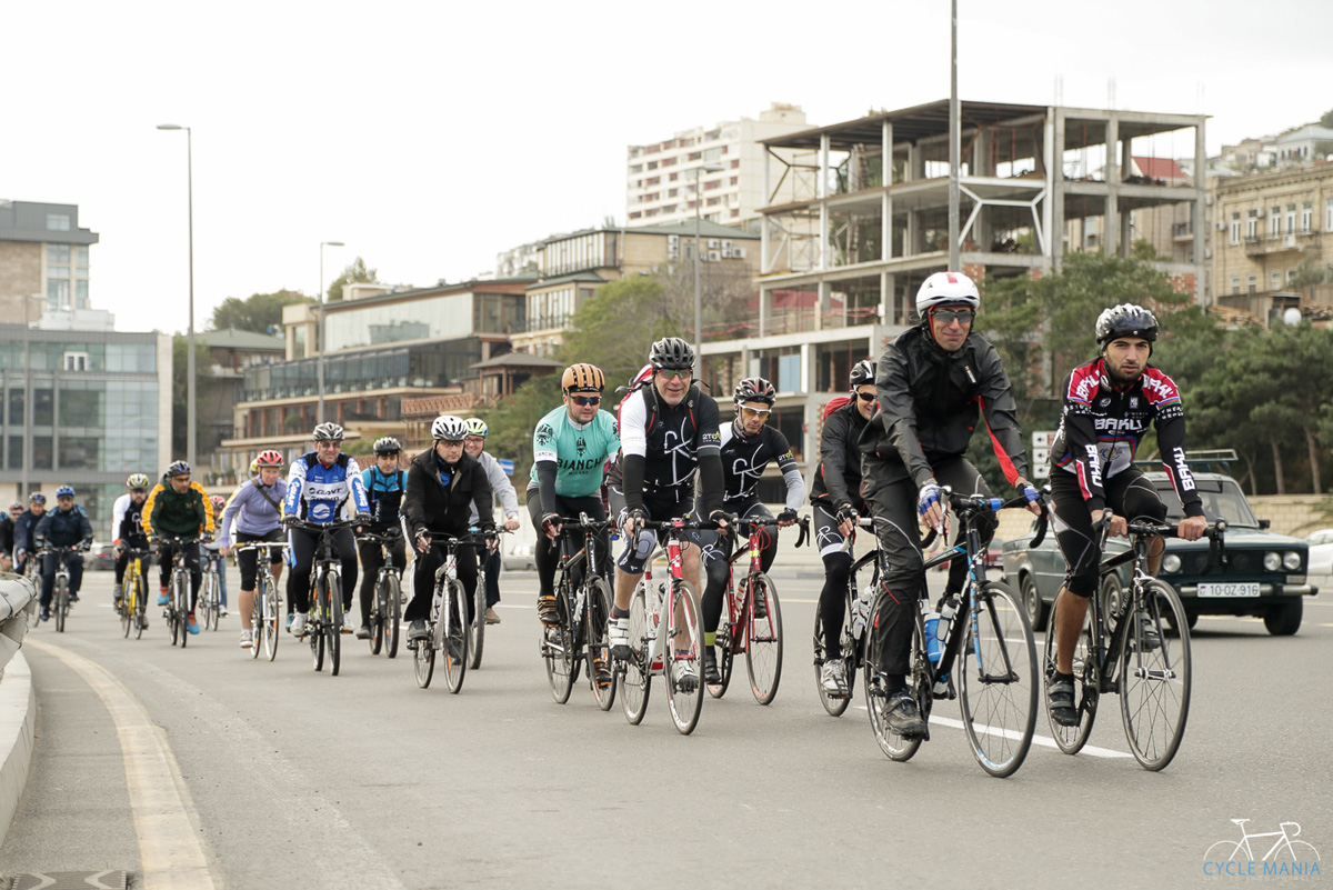 "Познай себя и мир на двух колёсах" - под лучами осеннего солнца Баку (ФОТО)