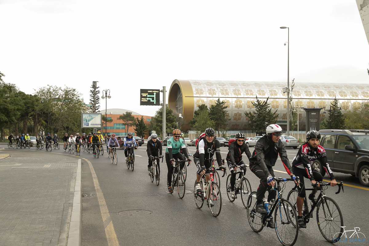 "Познай себя и мир на двух колёсах" - под лучами осеннего солнца Баку (ФОТО)