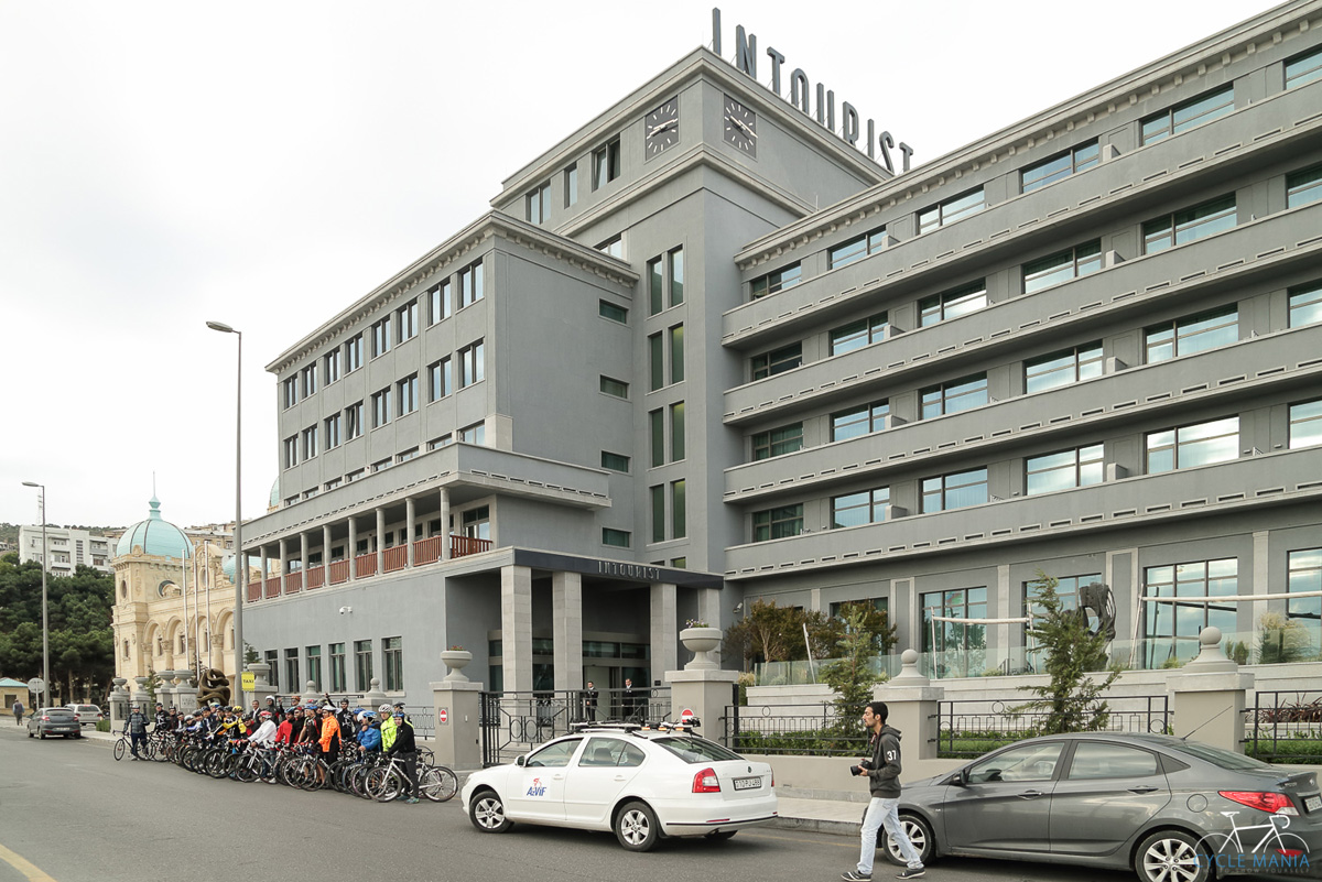 "Познай себя и мир на двух колёсах" - под лучами осеннего солнца Баку (ФОТО)