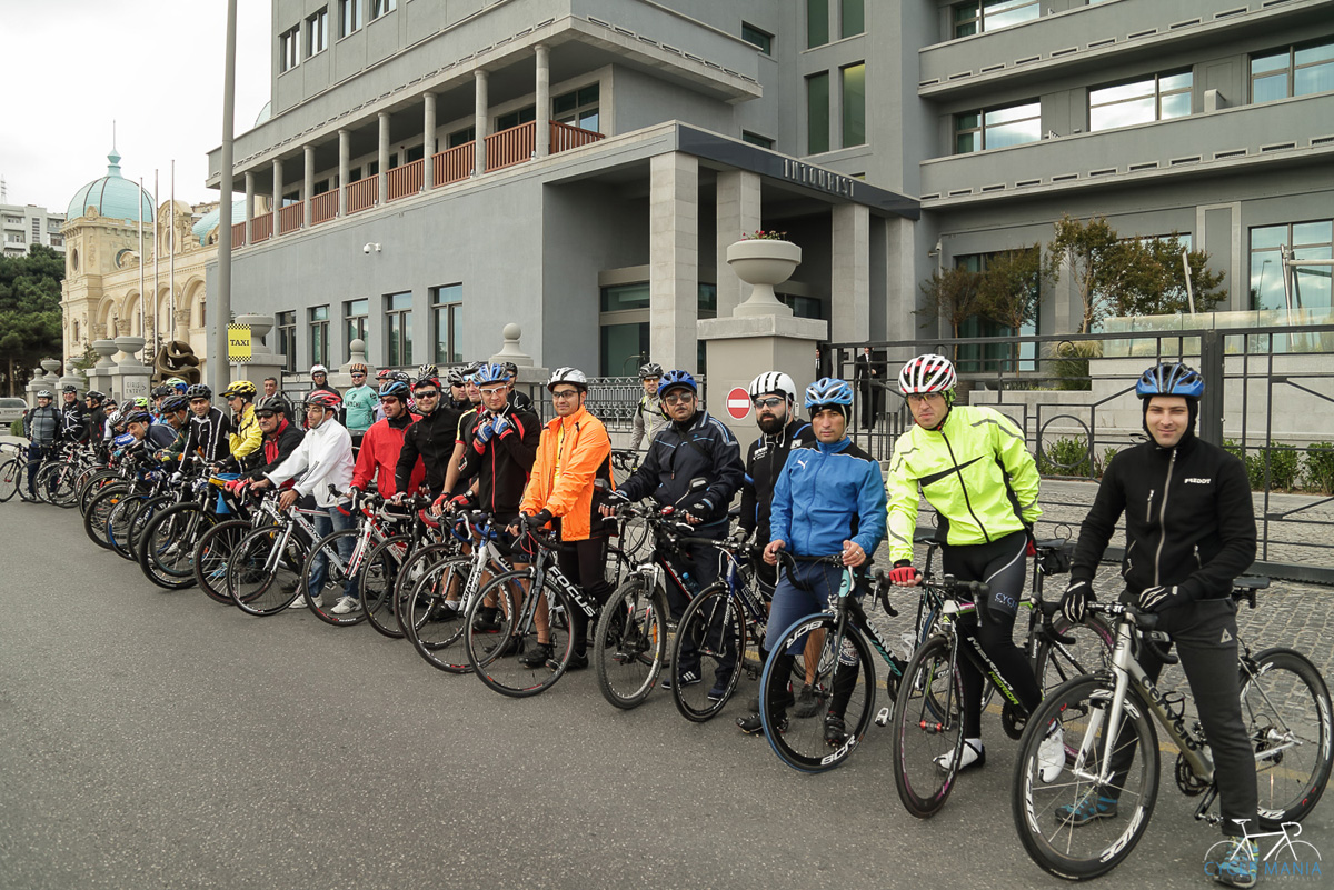 "Познай себя и мир на двух колёсах" - под лучами осеннего солнца Баку (ФОТО)