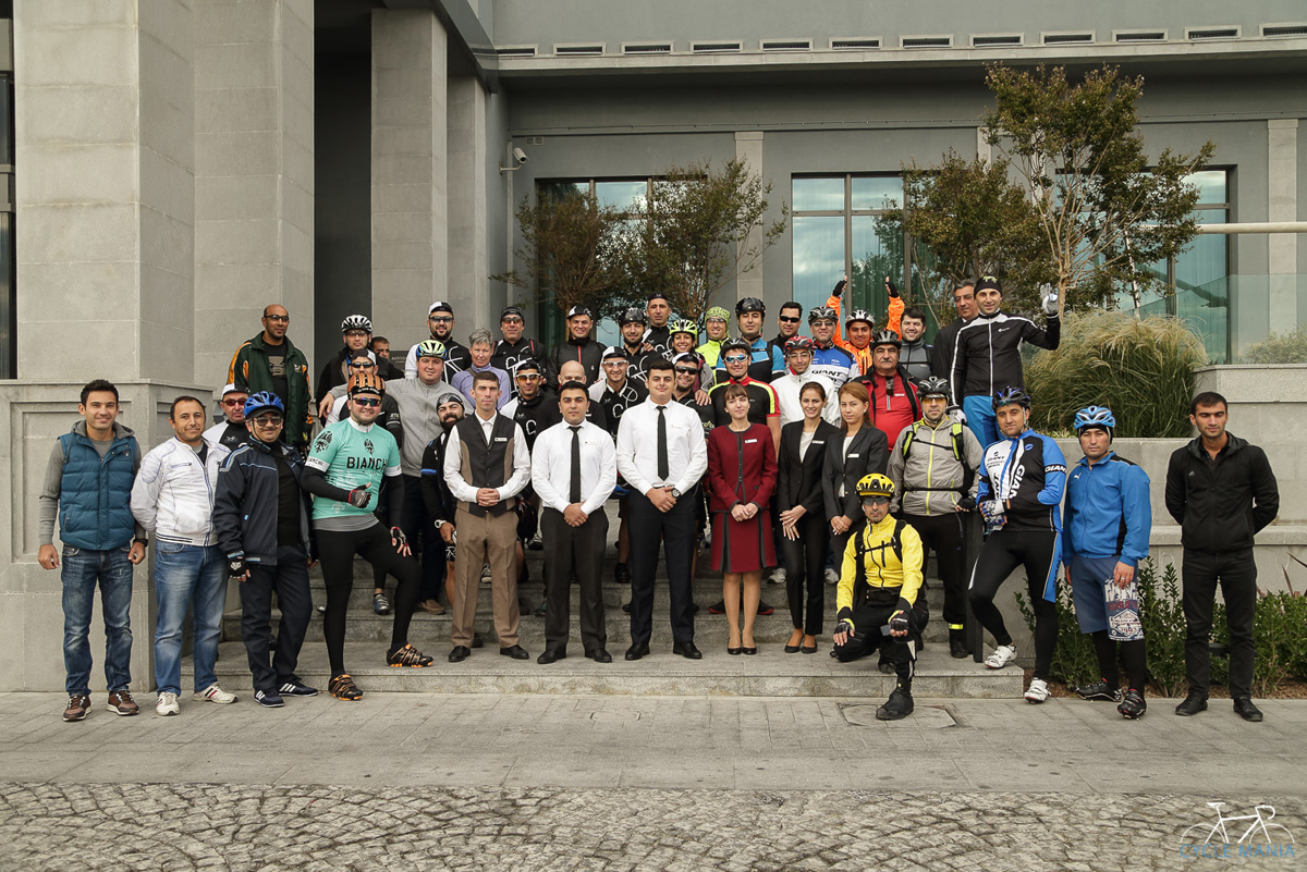 "Познай себя и мир на двух колёсах" - под лучами осеннего солнца Баку (ФОТО)