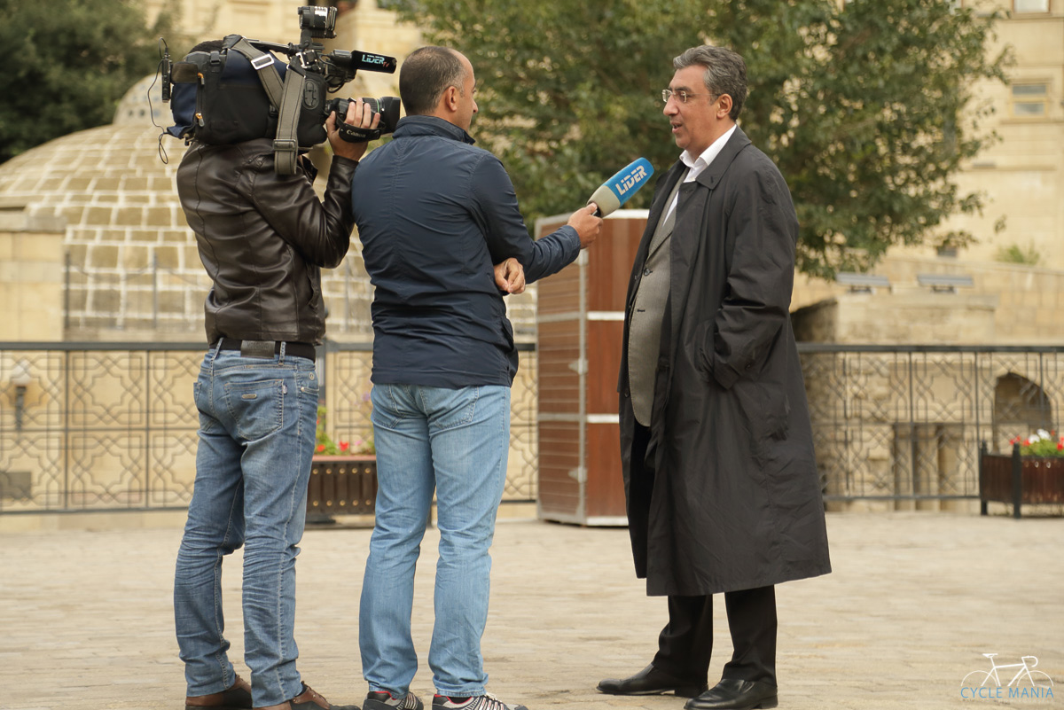 "Познай себя и мир на двух колёсах" - под лучами осеннего солнца Баку (ФОТО)