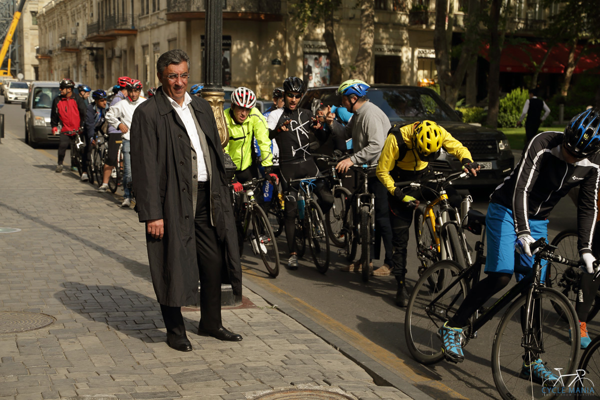 "Познай себя и мир на двух колёсах" - под лучами осеннего солнца Баку (ФОТО)