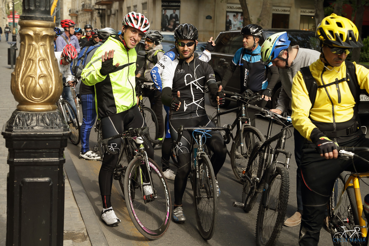 "Познай себя и мир на двух колёсах" - под лучами осеннего солнца Баку (ФОТО)