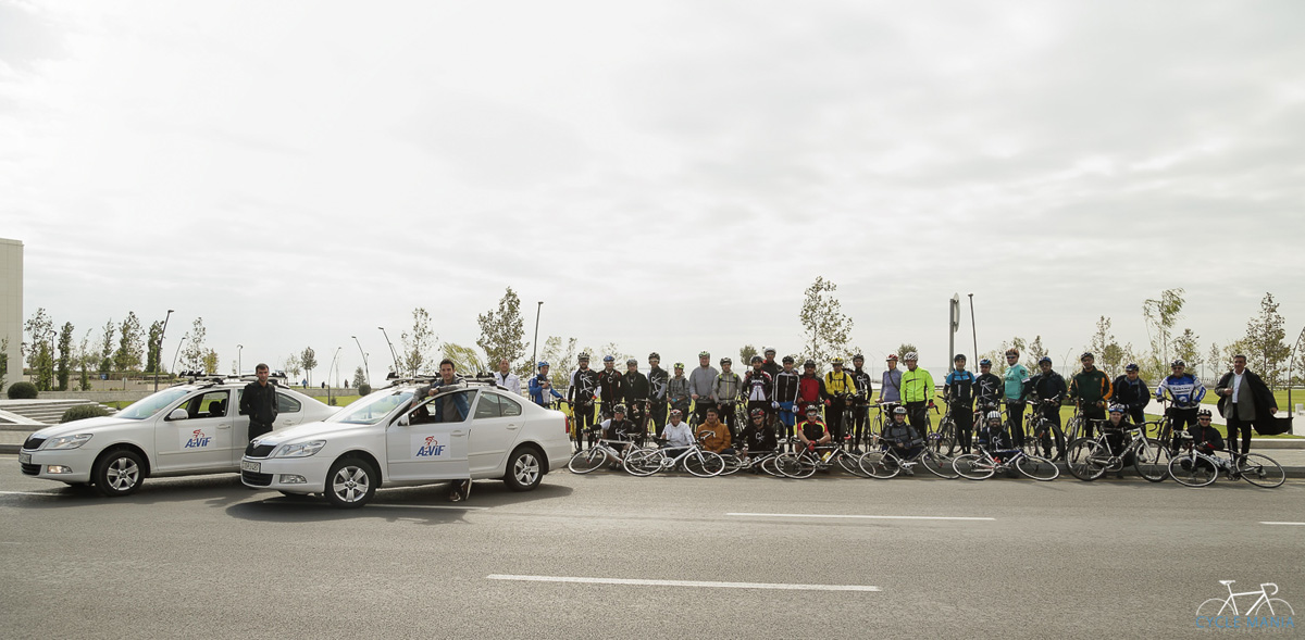 "Познай себя и мир на двух колёсах" - под лучами осеннего солнца Баку (ФОТО)