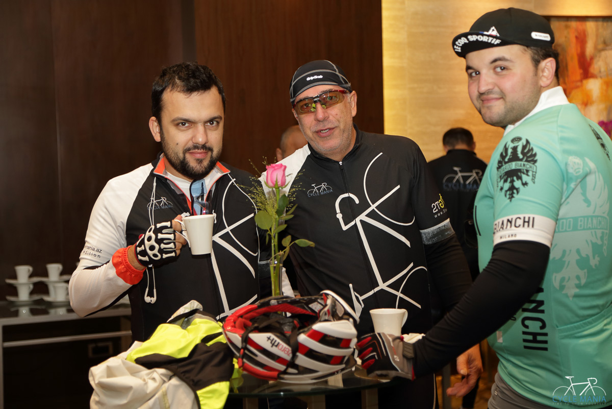 "Познай себя и мир на двух колёсах" - под лучами осеннего солнца Баку (ФОТО)