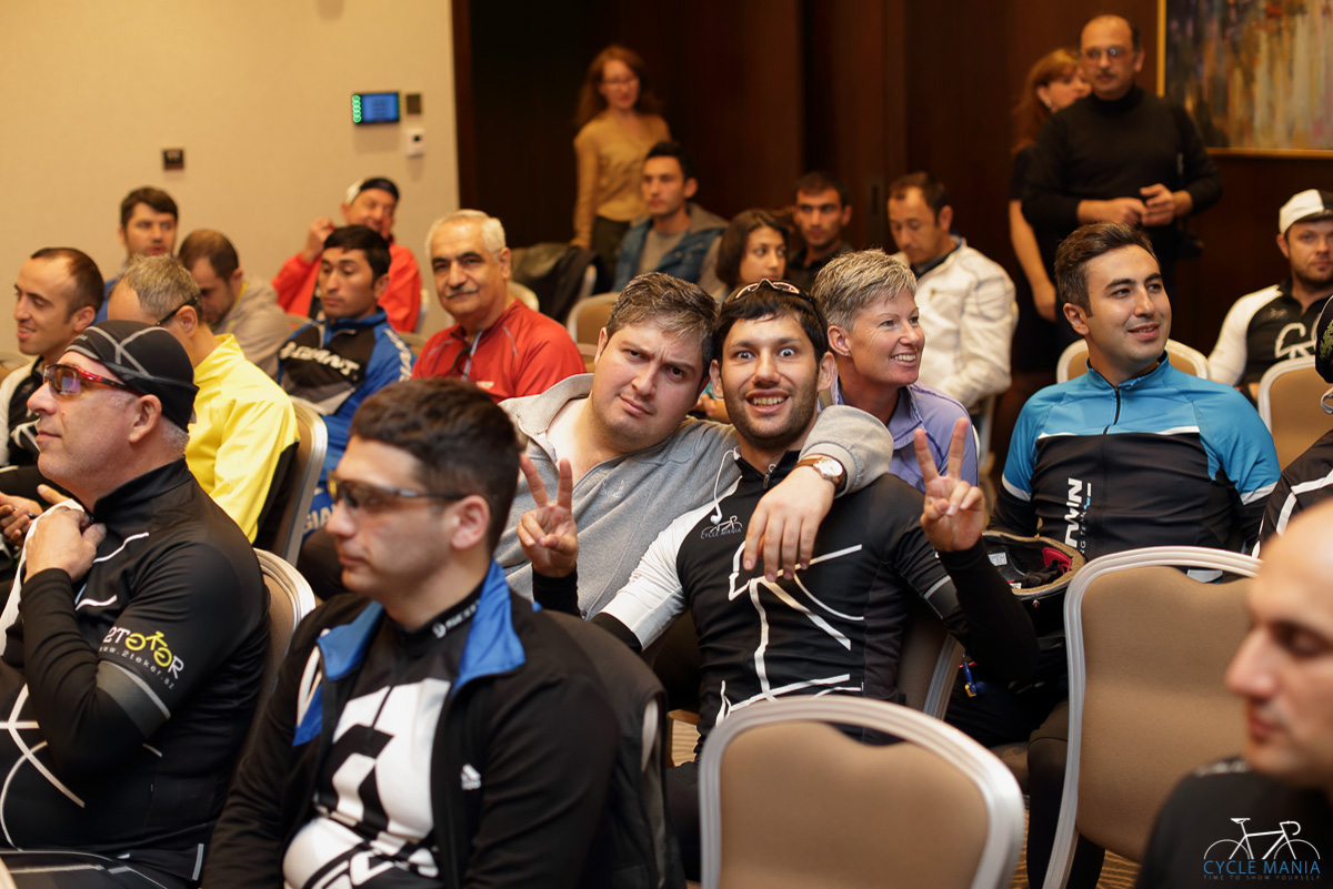 "Познай себя и мир на двух колёсах" - под лучами осеннего солнца Баку (ФОТО)