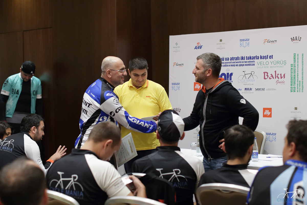 "Познай себя и мир на двух колёсах" - под лучами осеннего солнца Баку (ФОТО)