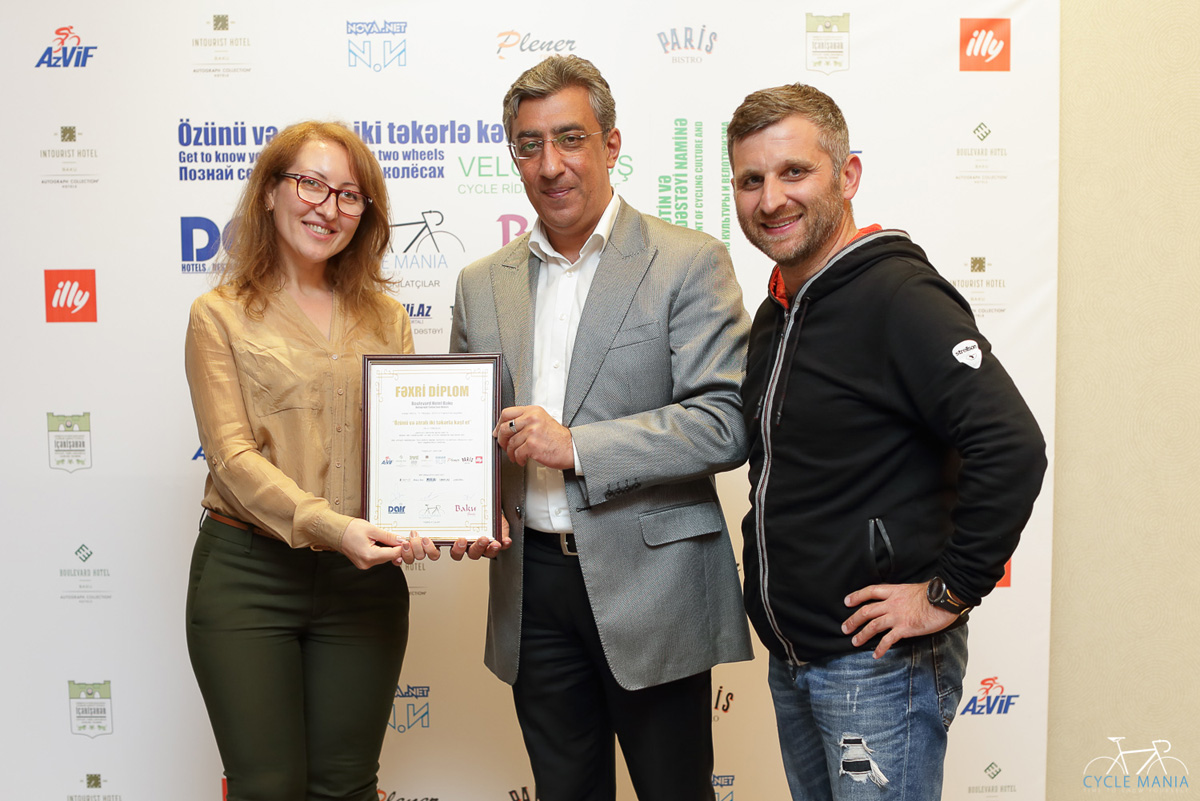 "Познай себя и мир на двух колёсах" - под лучами осеннего солнца Баку (ФОТО)