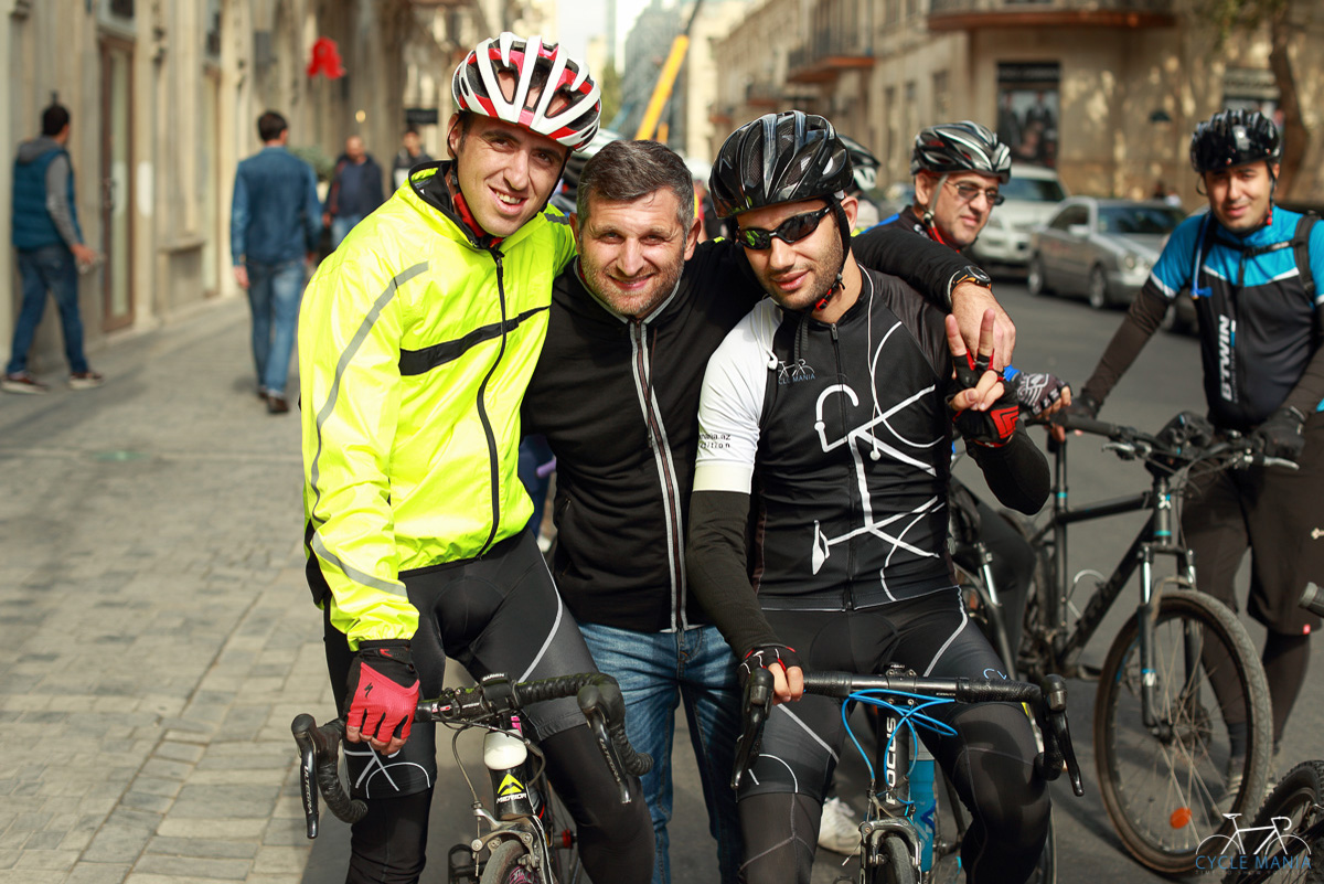 "Познай себя и мир на двух колёсах" - под лучами осеннего солнца Баку (ФОТО)