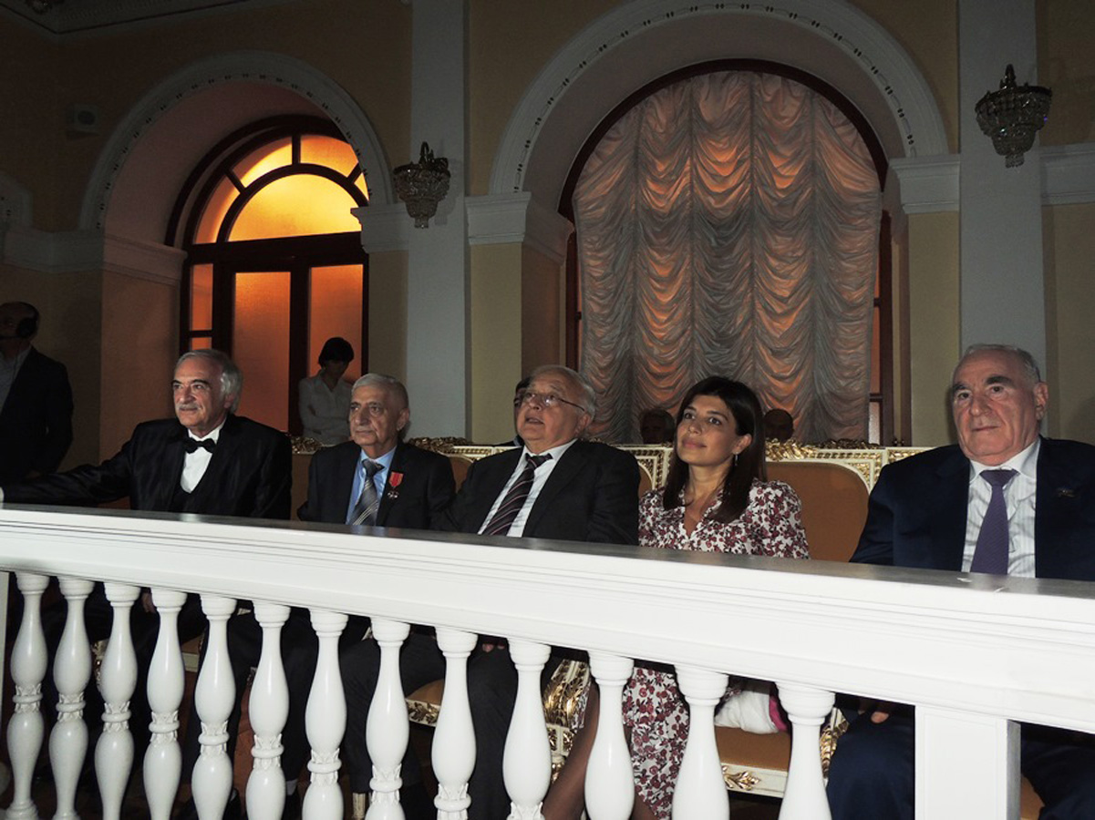 Юбилей Фикрета Годжа – нескончаемые овации и огромные букеты цветов (ФОТО)