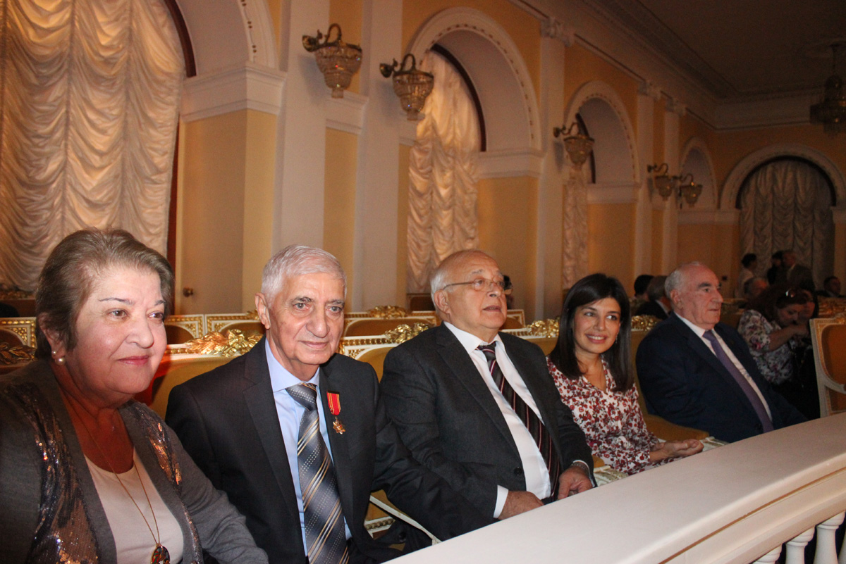 Юбилей Фикрета Годжа – нескончаемые овации и огромные букеты цветов (ФОТО)