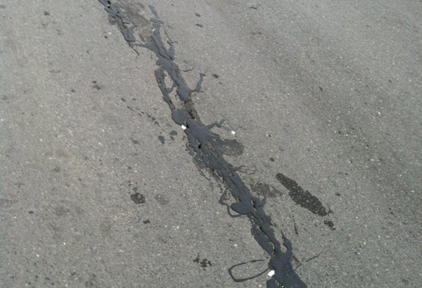 На трассе Баку-Сумгайыт растет число трещин в результате оползня