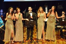 Эмоциональное выступление на сцене Международного центра мугама (ФОТО)