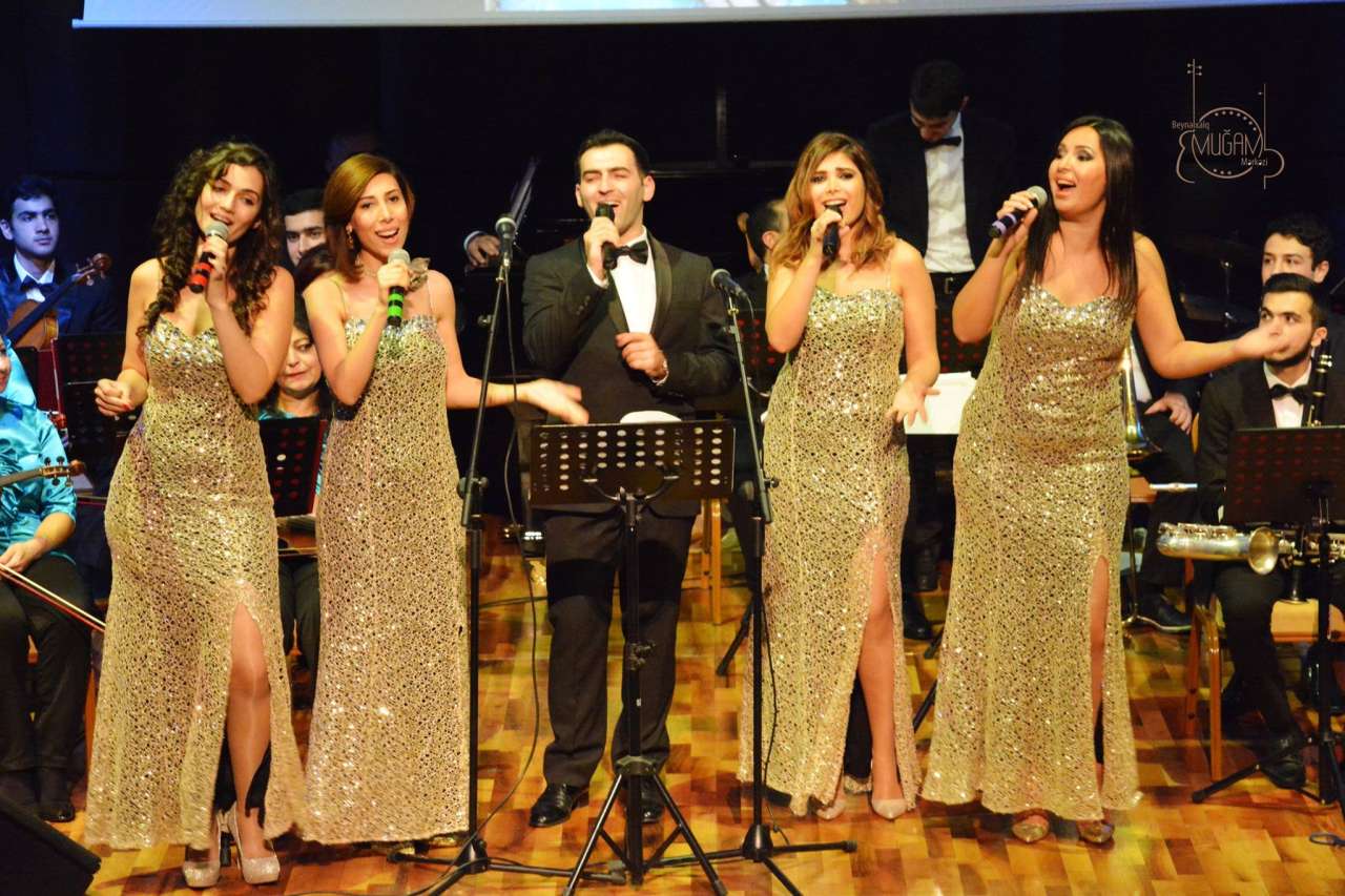 Эмоциональное выступление на сцене Международного центра мугама (ФОТО)