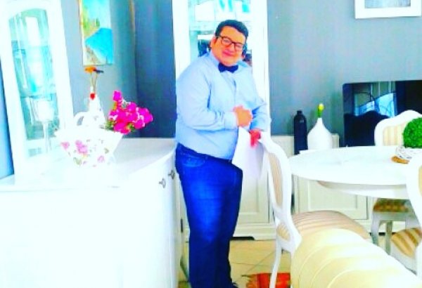 Азербайджанский телеведущий разбил антикварные часы за 12 тыс. манат (ФОТО)