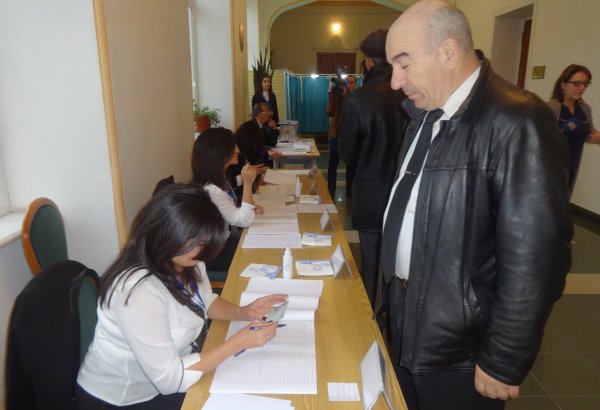В Азербайджане высокая активность избирателей на парламентских выборах (ФОТО)
